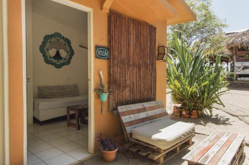 Taman di luar Escondite Pacifico
