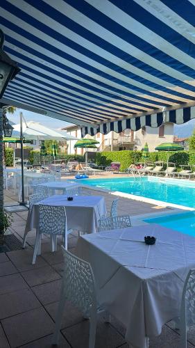 Bazén v ubytování Hotel Sonenga nebo v jeho okolí
