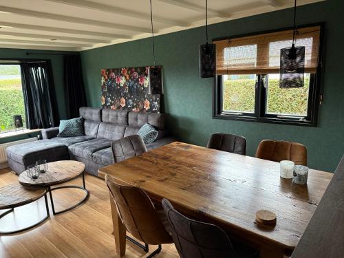 a living room with a table and a couch at Voorts Broekhuisje 5 in Voorthuizen
