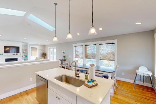 una cocina con fregadero y encimera en Blue Bayou, en Lincoln City