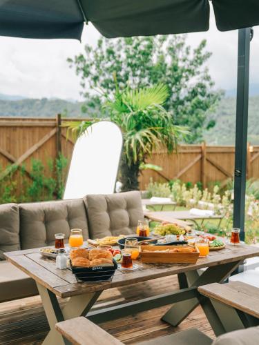 un tavolo da picnic con cibo e bevande su un patio di Casa Vera Villa a Sakarya