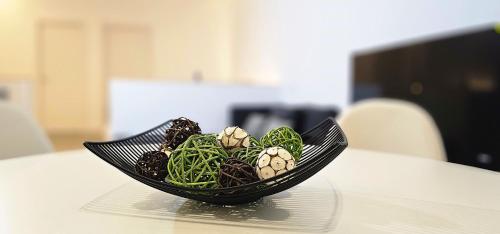 a black bowl of vegetables on a table at Vacansis Masamagrell Bajo Loft Tomas y Valiente in Masamagrell