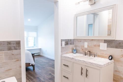 Koupelna v ubytování Cheerful Cottage with hot tub