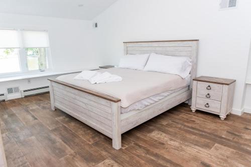 Postel nebo postele na pokoji v ubytování Cheerful Cottage with hot tub