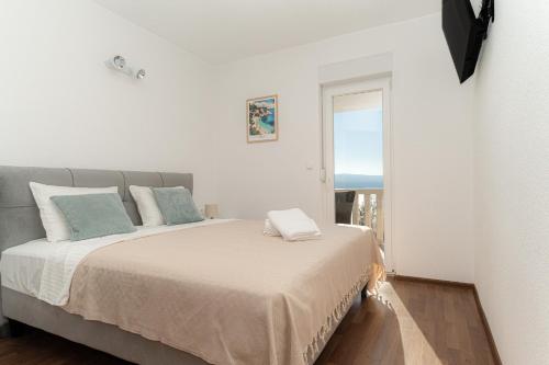 Katil atau katil-katil dalam bilik di Sunny Hill Apartments with rooftop pool
