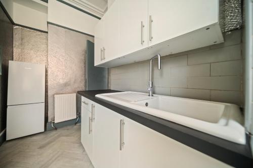 Ảnh trong thư viện ảnh của Spacious, Central Townhouse with Hot Tub & Free Parking ở Lytham St Annes