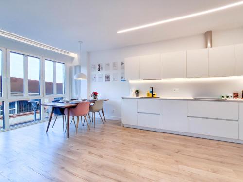 A kitchen or kitchenette at AKURA apartment, con aire acondicionado