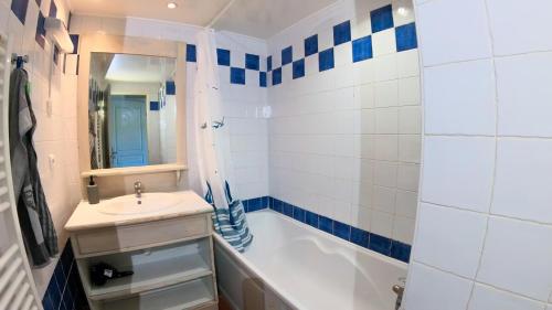 La salle de bains est pourvue d'un lavabo et d'une baignoire avec lavabo. dans l'établissement T2 6 couchages, piscine et mer, à La Ciotat