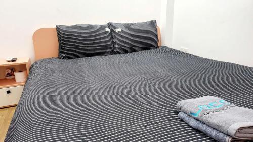 Una cama o camas en una habitación de LoCo Premium Studios Self Check-in