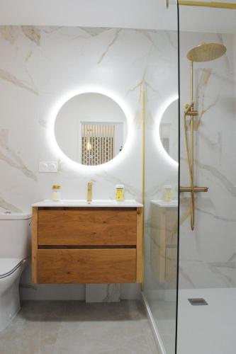une salle de bain avec un lavabo et un miroir dans l'établissement Appartement Cosy, Calme et Climatisé proche centre, à Antibes