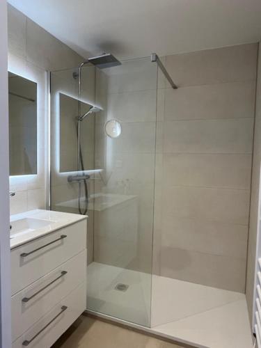 une salle de bain blanche avec une douche et un lavabo dans l'établissement Celeste Cannes Centre 700m du Palais des Festivals, à Cannes