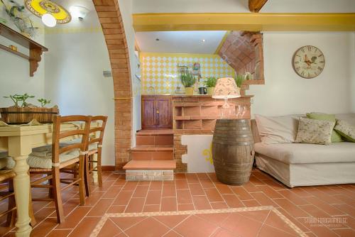 ein Wohnzimmer mit einem Sofa und einem Tisch in der Unterkunft Tognazzi Casa Vacanze - Casa Il Giglio in Certaldo