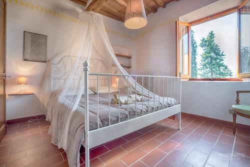 een slaapkamer met een bed met een klamboe bij Tognazzi Casa Vacanze - Casa Il Giglio in Certaldo