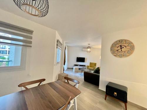 Μια τηλεόραση ή/και κέντρο ψυχαγωγίας στο Olive Suites by the Sea