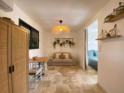 un salon avec une table et un canapé dans l'établissement Tiny house avec spa en Dordogne, à Saint-Seurin-de-Prats