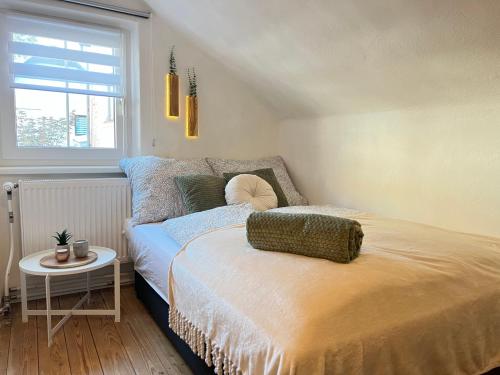 a small bedroom with a bed and a window at Haus Erna Weitra in Weitra