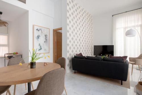 Arenal Carreteria Deluxe Suites by Valcambre