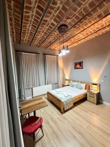 Un dormitorio con una cama, una mesa y un escritorio. en Taksim Millennium Alkan Residence, en Estambul