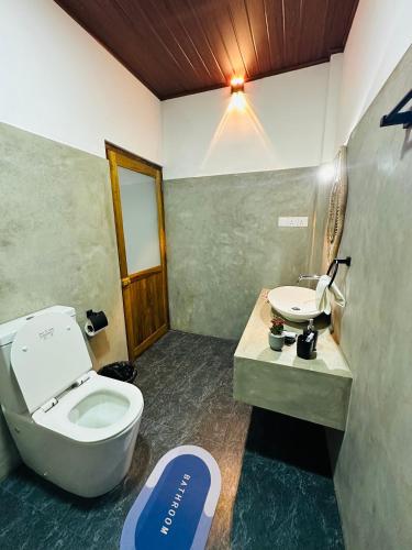 a bathroom with a toilet and a sink at La Casa Bella in Ella