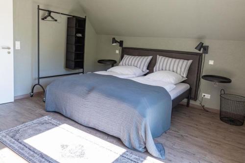 una camera da letto con un letto grande con due cuscini di Freistehendes Ferienhaus mit Kamin, Sauna, atemberaubenden Blick ins Tal, mehrere Terrassen, 1500qm Grundstück 1,6m hoch eingezäunt a Gerabronn