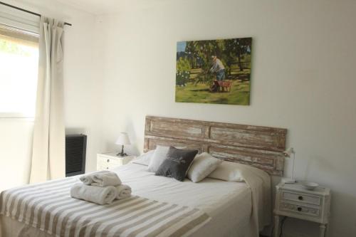a bedroom with a bed with two towels on it at Rincón del Río in San Antonio de Areco