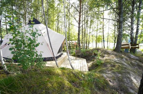 Galeriebild der Unterkunft Glamping Tent with direct lake access in Ed