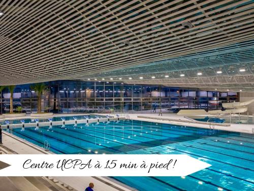 une grande piscine avec une grande piscine dans l'établissement L'Éclat Champenois - Terrasse-Gare-Arena, à Reims