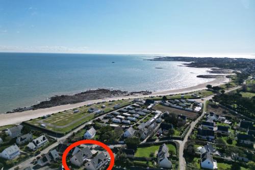 - une vue aérienne sur une plage avec un cercle rouge dans l'établissement Lovely T2 - Terrasse & jardin - 50m des plages, à Saint-Pierre-Quiberon