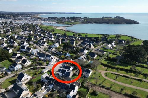 une maison avec un cercle rouge devant elle dans l'établissement Maison de charme rénovée- Jardin - 5min des plages, à Arzon