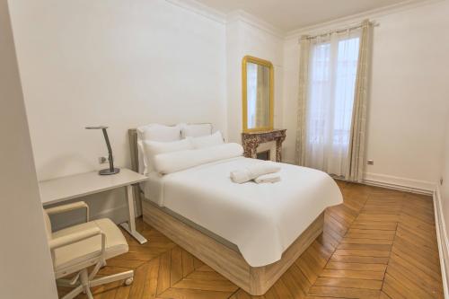 - une chambre blanche avec un lit, un bureau et un miroir dans l'établissement Luxury Royal Suite, 118 square meters, notre dame, 3 bedrooms, à Paris