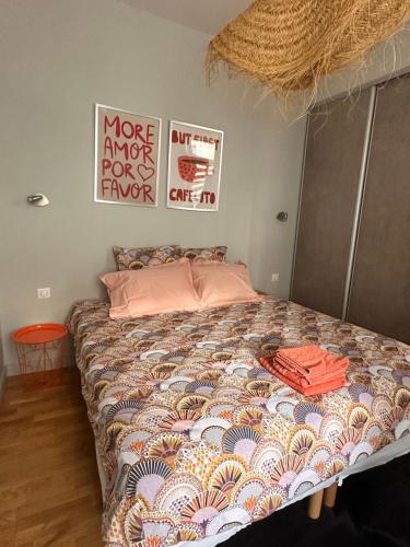 - un lit dans une chambre avec des affiches murales dans l'établissement Appartement avec balcon, centre Cannes, à Cannes