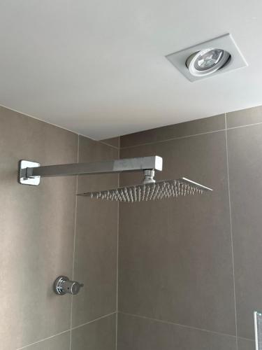 eine Dusche mit Duschkopf in einem Badezimmer in der Unterkunft Rooftop 1102 in Recife