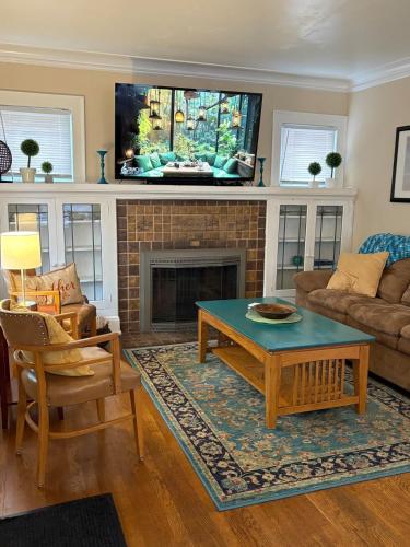 a living room with a fireplace and a tv at Queen Bea-Seattle-Queen Anne-Upper Level in Seattle