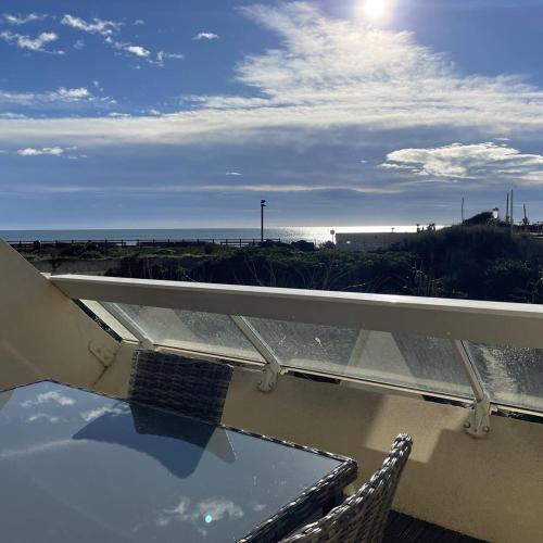 - une table en verre sur un balcon avec vue sur l'océan dans l'établissement Studio Graphik - Héliopolis C 74 - Luxe - 2 personnes, au Cap d'Agde