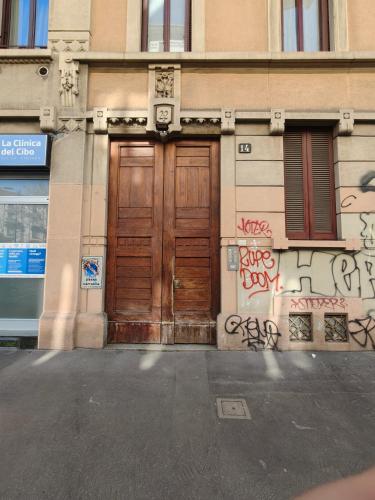 Milano Center Apartment in Shopping and living Area with AC, Wifi, steps from M1 and Airport and Fiera Milano link