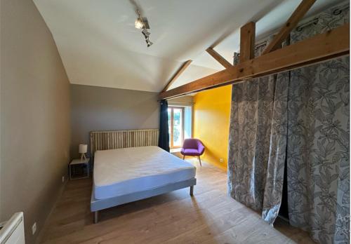 une chambre avec un lit et une chaise violette dans l'établissement Les coqs de Mirebois ,Maison de campagne de 200 M2 pour 10 Personnes, à Bas-Mollard