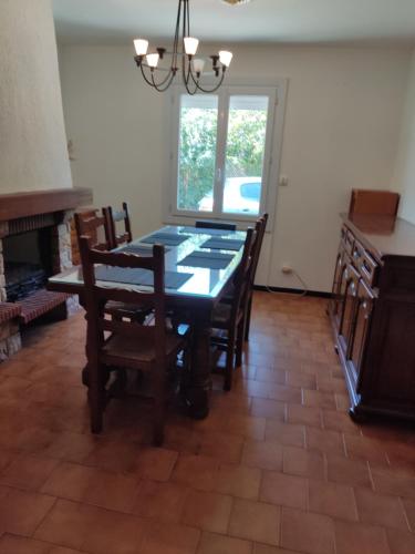 une salle à manger avec une table et quelques chaises dans l'établissement Maison de village, à Alignan-du-Vent