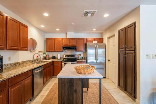 Η κουζίνα ή μικρή κουζίνα στο Spacious Scottsdale Villa with Pool, Golf, Game Room, and Two Master Suites