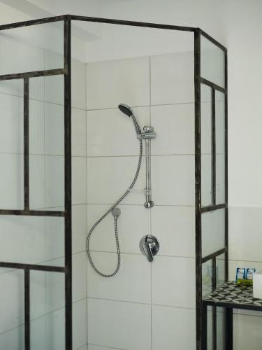 a shower with a shower head in a bathroom at Apartamento nuevo con vistas a jardín cerca de Coyoacán in Mexico City