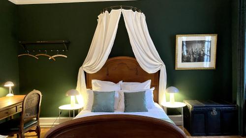 Postel nebo postele na pokoji v ubytování Chambre d'hôtes Lou - Château Le Bas Bleu
