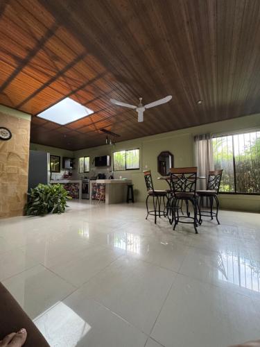 Una gran sala de estar con mesa y sillas. en Casa Pelicano, en Uvita