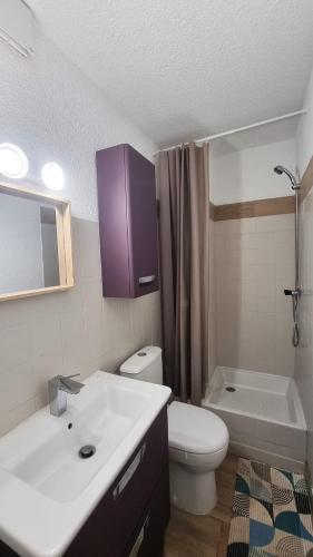 une salle de bain avec un lavabo, des toilettes et une baignoire dans l'établissement Appartement Mer T2 Grau d 'Agde, au Grau-dʼAgde