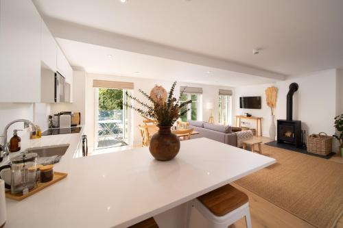 Χώρος καθιστικού στο Clifftop Watch, River View and Balcony, 1 BR, Parking, Beach 10 min walk