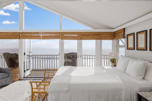 Postel nebo postele na pokoji v ubytování Unbeatable Beachfront Bliss w Ocean Views Luxe Interiors Patio Beach Road