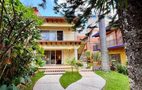 una casa con un passaggio pedonale davanti di Casa Calnacazco a Tepoztlán