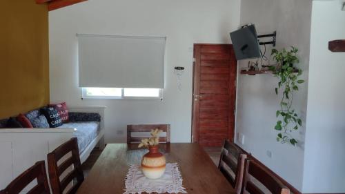 een woonkamer met een tafel en een bank bij cabañas sunrise in Merlo
