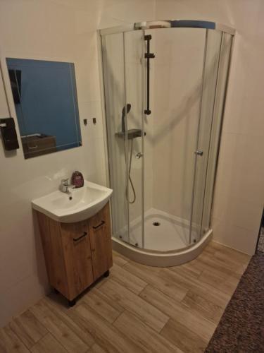 Bilik mandi di Hostel J17