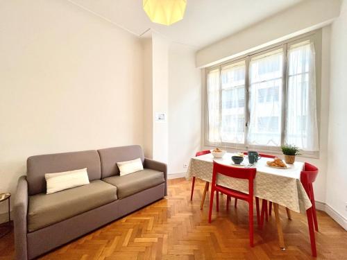 un salon avec un canapé et une table dans l'établissement Belle Nuit, à Nice