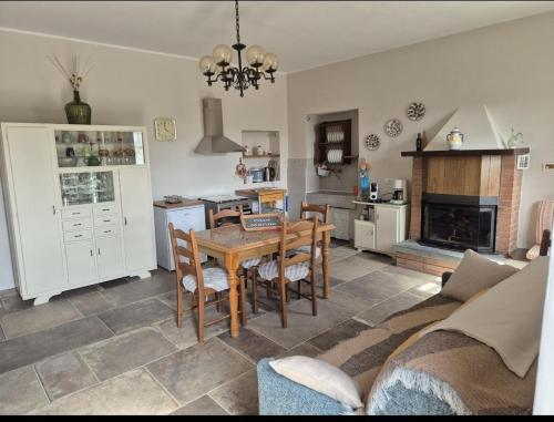 a kitchen and dining room with a table and a couch at casa Marino in Tuoro sul Trasimeno
