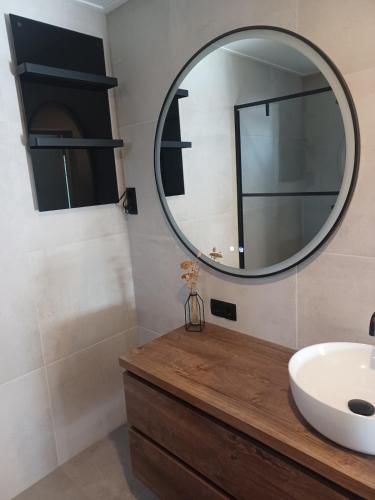 a bathroom with a sink and a mirror at Bungalow net buiten Zuidwolde in Zuidwolde